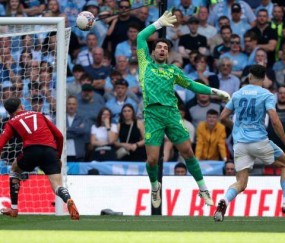 开云体育移动版-足总杯决赛爆冷输曼联，球员失误瓜帅失策曼城失冠